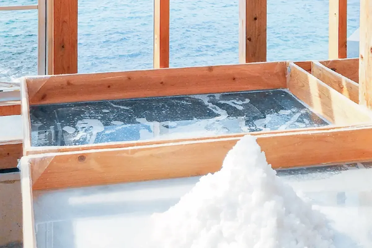 海を望む小屋で天日干しされている塩