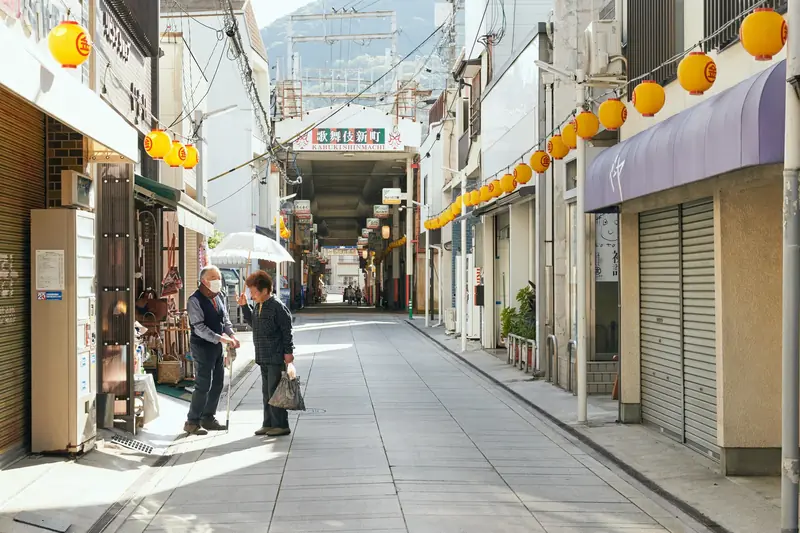 提灯が並ぶ琴平の商店街