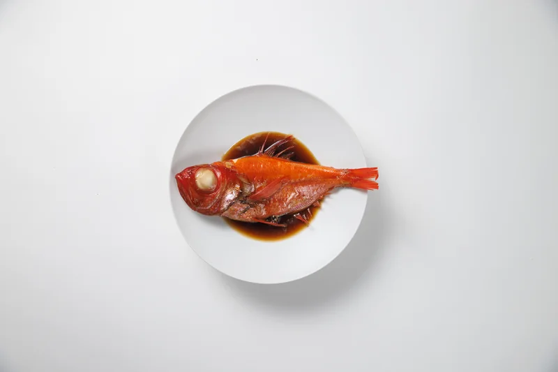白い皿に盛られたキンメダイの煮付け