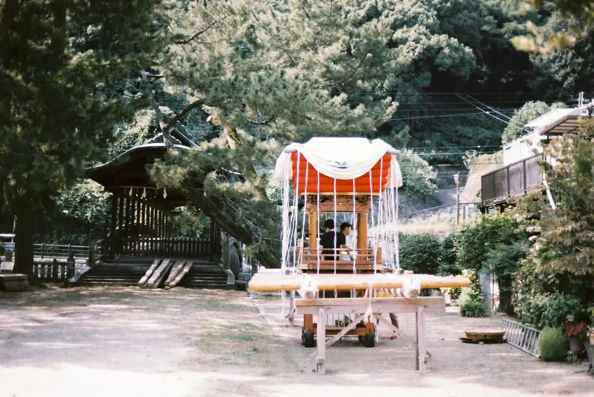 神社の祭りの山車