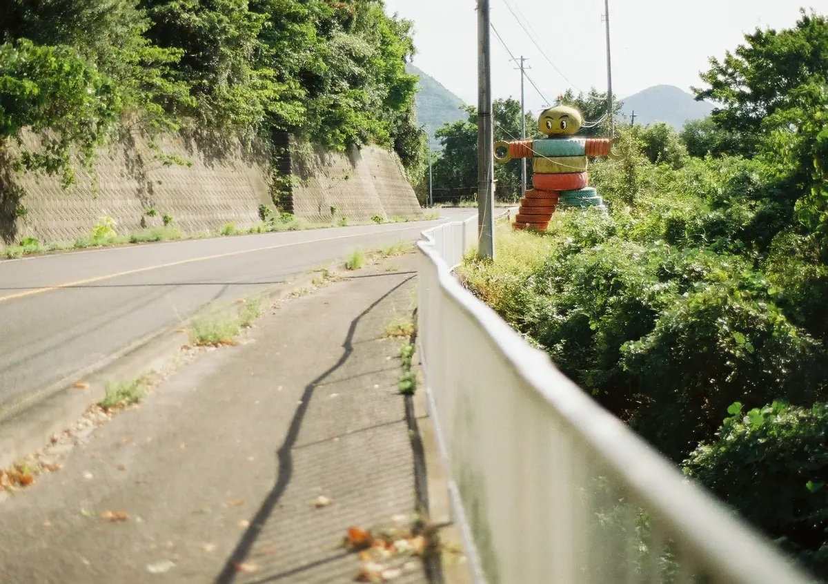 案山子の立つ山あいの道