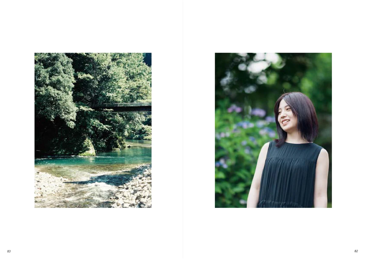 川の流れと、花の前に立つ女性の写真を並べた見開き