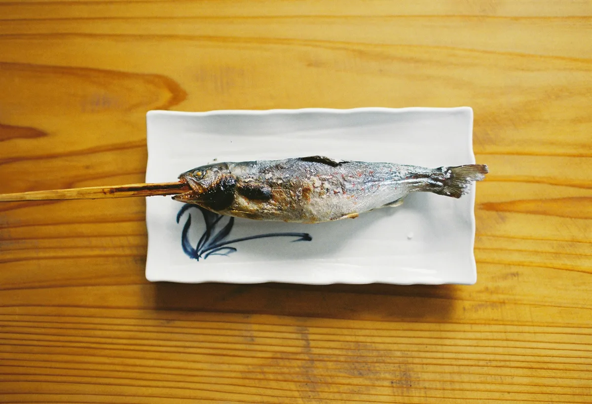 皿にのった串焼きの鮎
